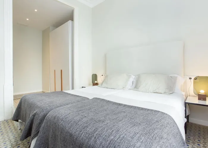 Apartment The Collection - 4bedroom With Balcony In Ramblas 3-2 Barcelona